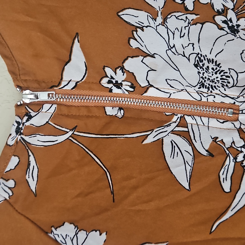 L Crescent Floral Top - Picture 4 of 4